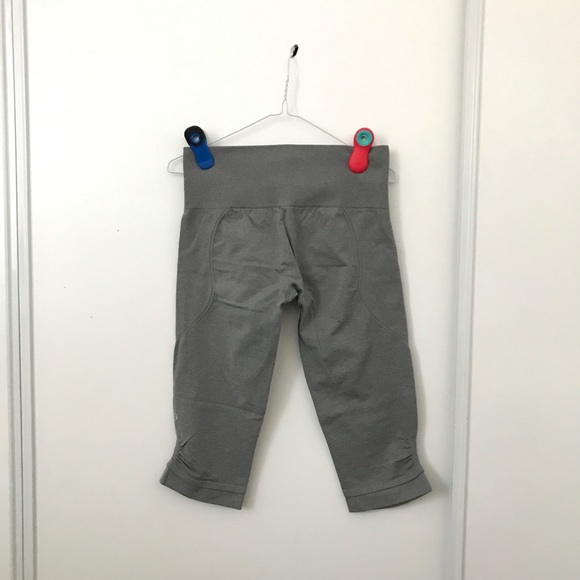 Lululemon Gray Cropped 17” Inseam Leggings - Picture 4 of 6